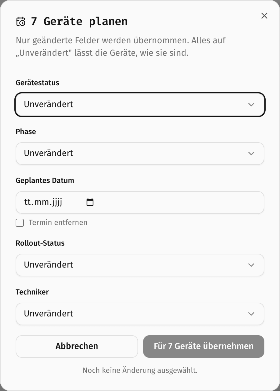 Dialog der Massenbearbeitung mit Gerätestatus, Phase, geplantem Datum, Rollout-Status und Techniker, alle auf Unverändert